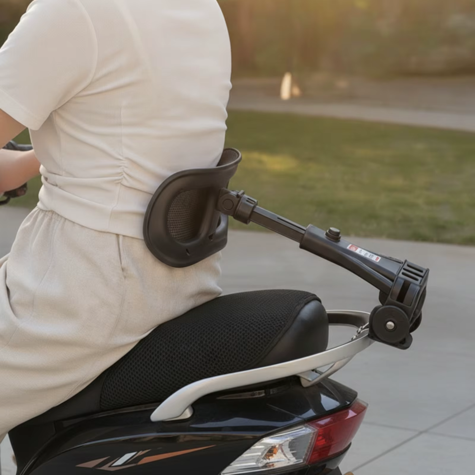 Soutien dorsal réglable pour trottinette avec fixation par pince, rembourré et coussiné, idéal pour