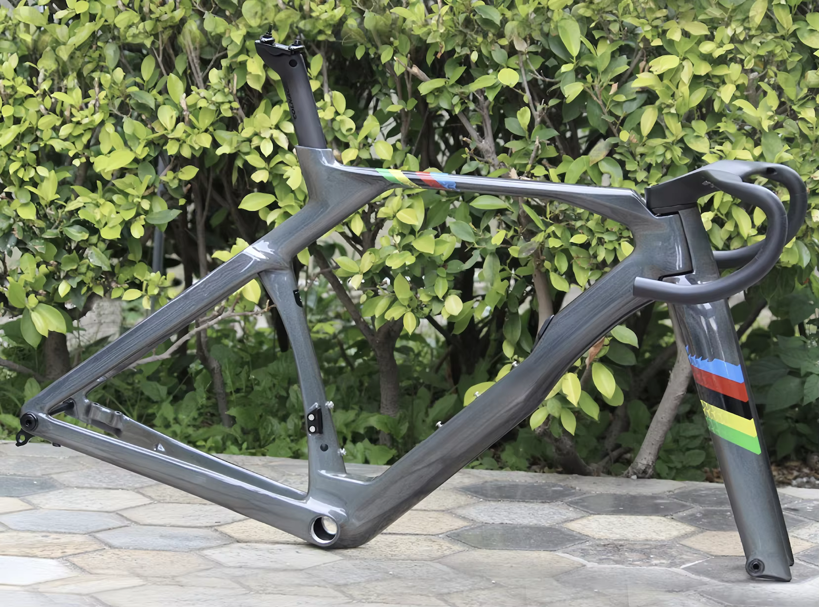Cadres de vélos de route en carbone : le nouveau cadre aérodynamique Y1rs avec guidon à ailes de mou