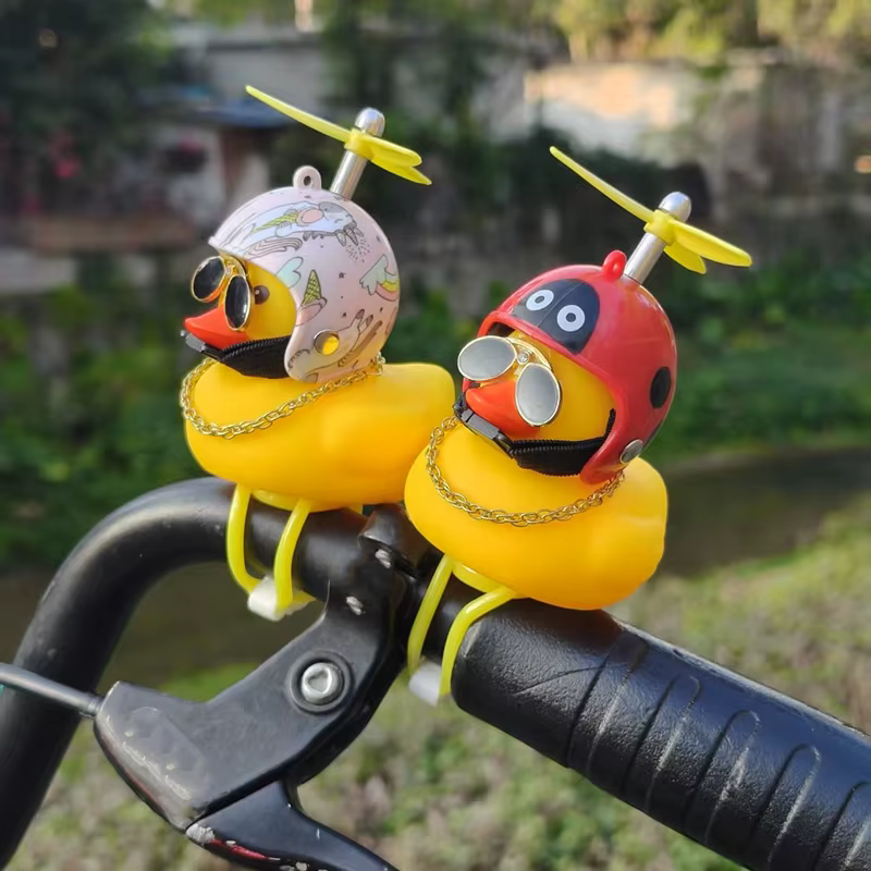 Ornement de vélo cornes de vélo presser canard en caoutchouc avec sangles hélice de casque à motif a