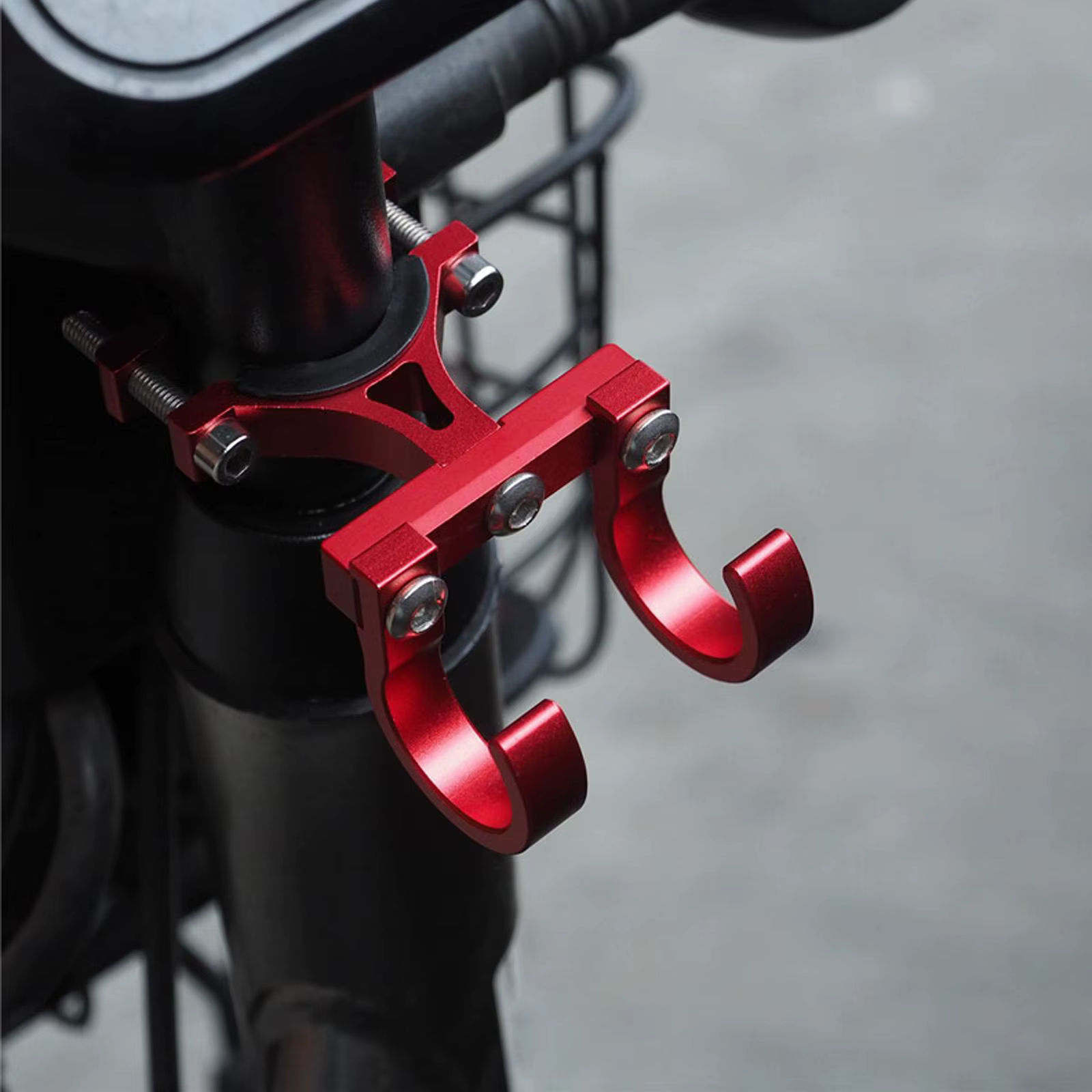 Crochets de suspension pour trottinette électrique
