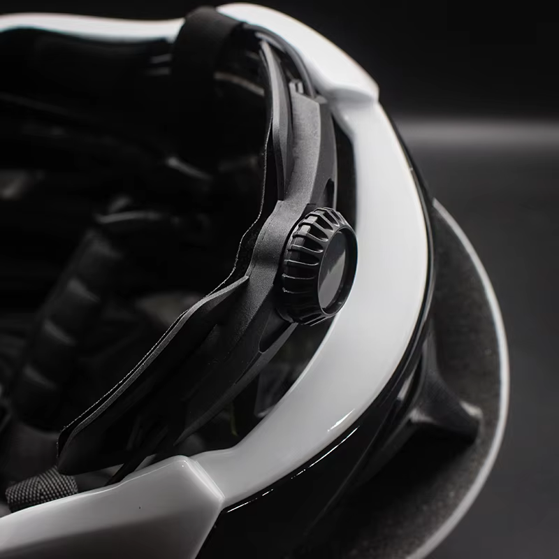 Casque de cyclisme aérodynamique rouge brillant