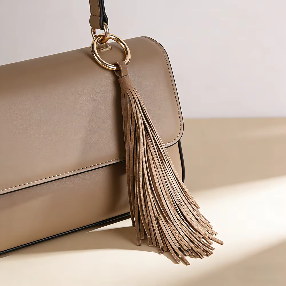 Porte-clés de luxe en cuir souple avec pompon, élégant pendentif de sac, accessoire de clé de voiture, bijou pour femme et fille, cadeau ﻿