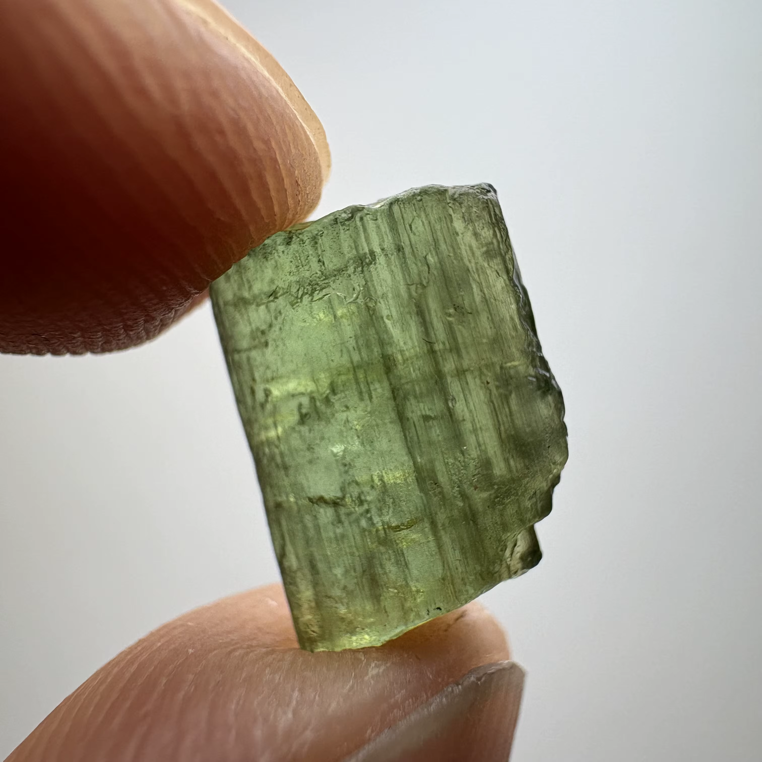 Pierres concassées de tourmaline rouge naturelle, tourmaline bleue, tourmaline verte, tourmaline pastèque. 10g par commande. Les couleurs sont aléatoires