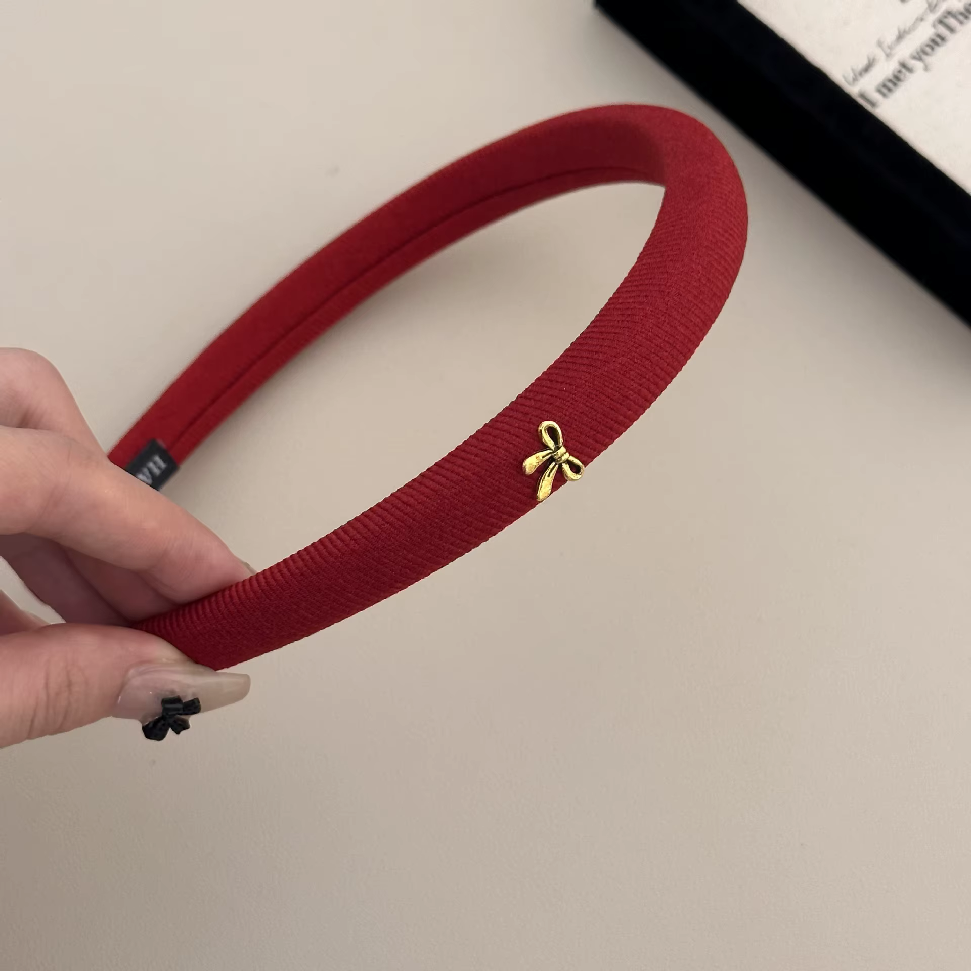 Un bandeau à nœud simple et rétro, un accessoire pour cheveux haut de gamme et polyvalent pour le haut de la tête