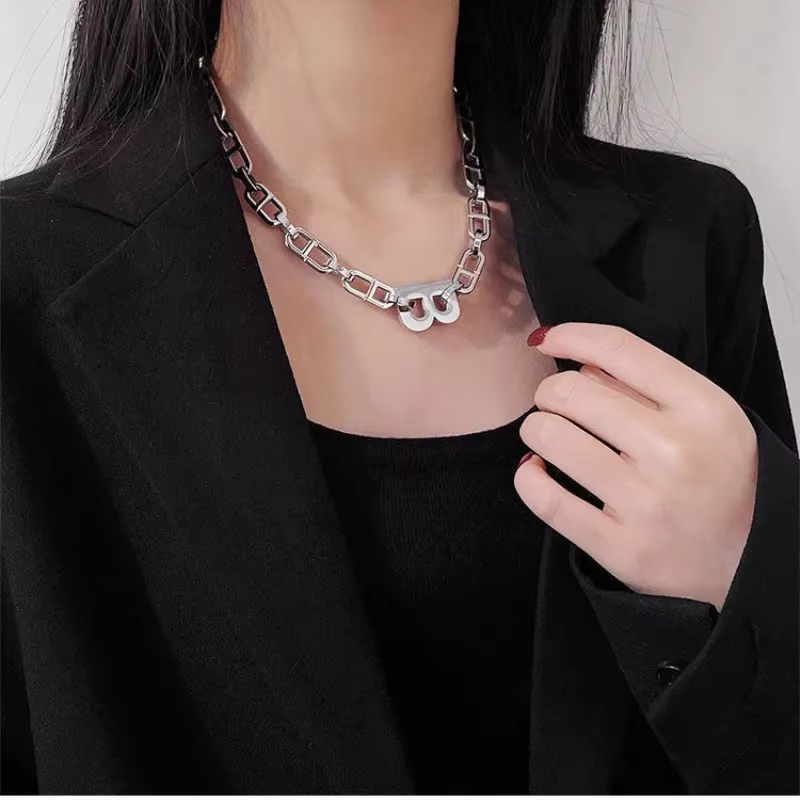 Collier de luxe avec lettre B de Style Ins, chaîne épaisse, clavicule, chaîne courte, unisexe, accessoire de bijoux personnalisé de la Chine continentale