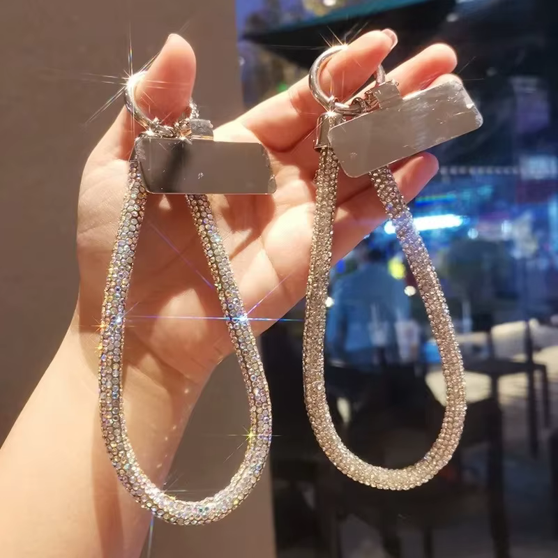 Lanière de téléphone de luxe entièrement sertie de diamants avec clip métallique, chaîne courte universelle, accessoire de poignet pour téléphone portable