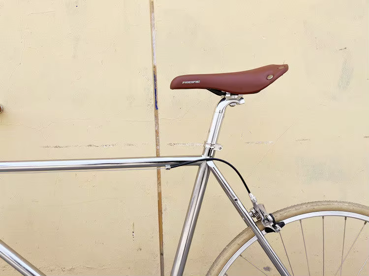 Selle de vélo vintage rivetée marron