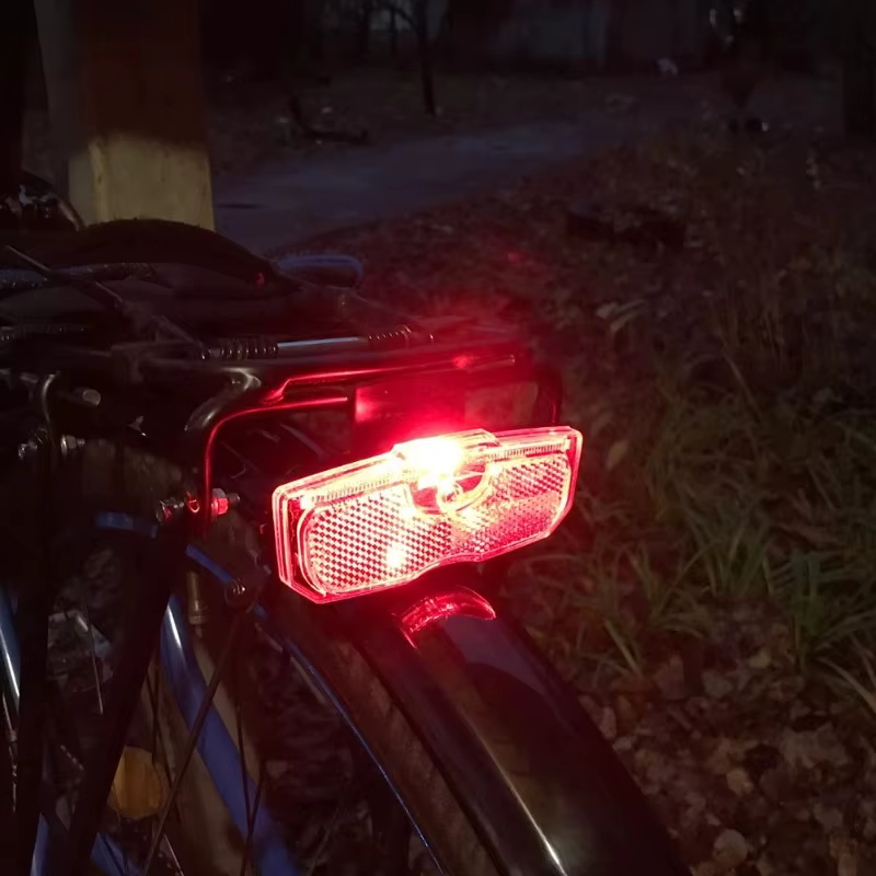 1/2 pièces porte-vélo feu arrière LED vtt vélo porte-bagages lumière réfléchissante vtt équitation avertissement réflecteur accessoires de cyclisme