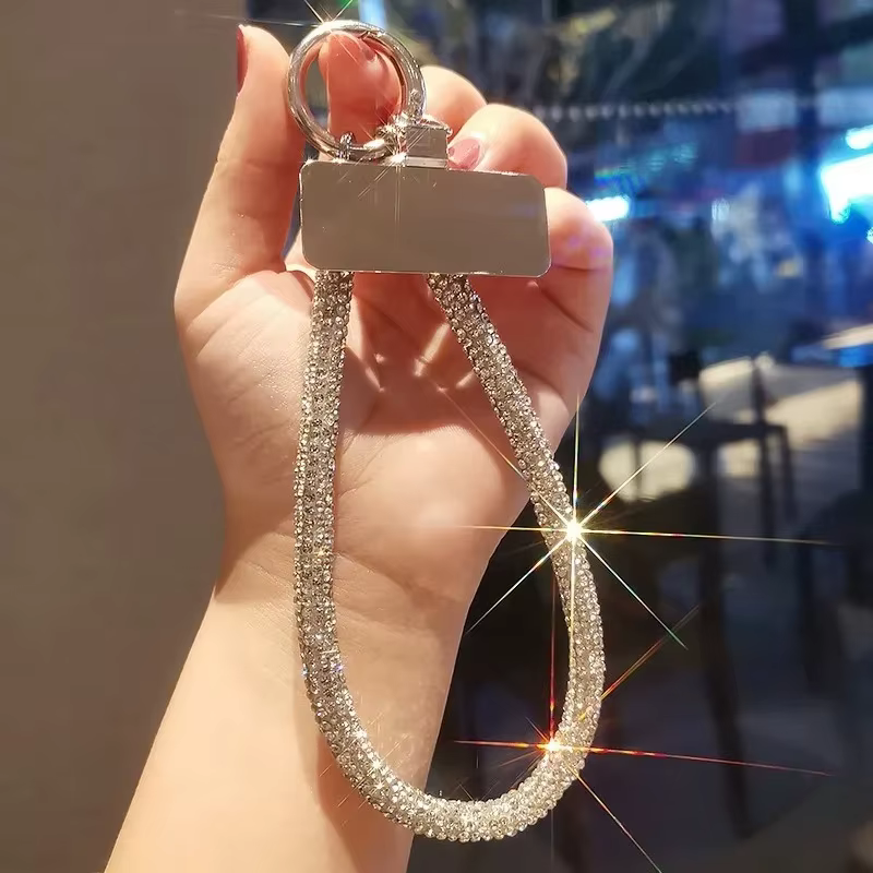 Lanière de téléphone de luxe entièrement sertie de diamants avec clip métallique, chaîne courte universelle, accessoire de poignet pour téléphone portable