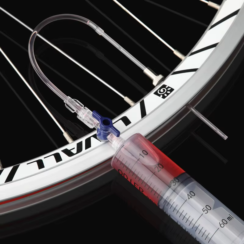 Outil d'injection de liquide pour pneus tubeless de vélo