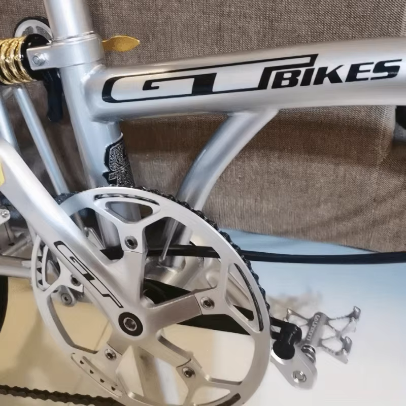 Un ensemble de 14 autocollants créatifs pour casques de vélo