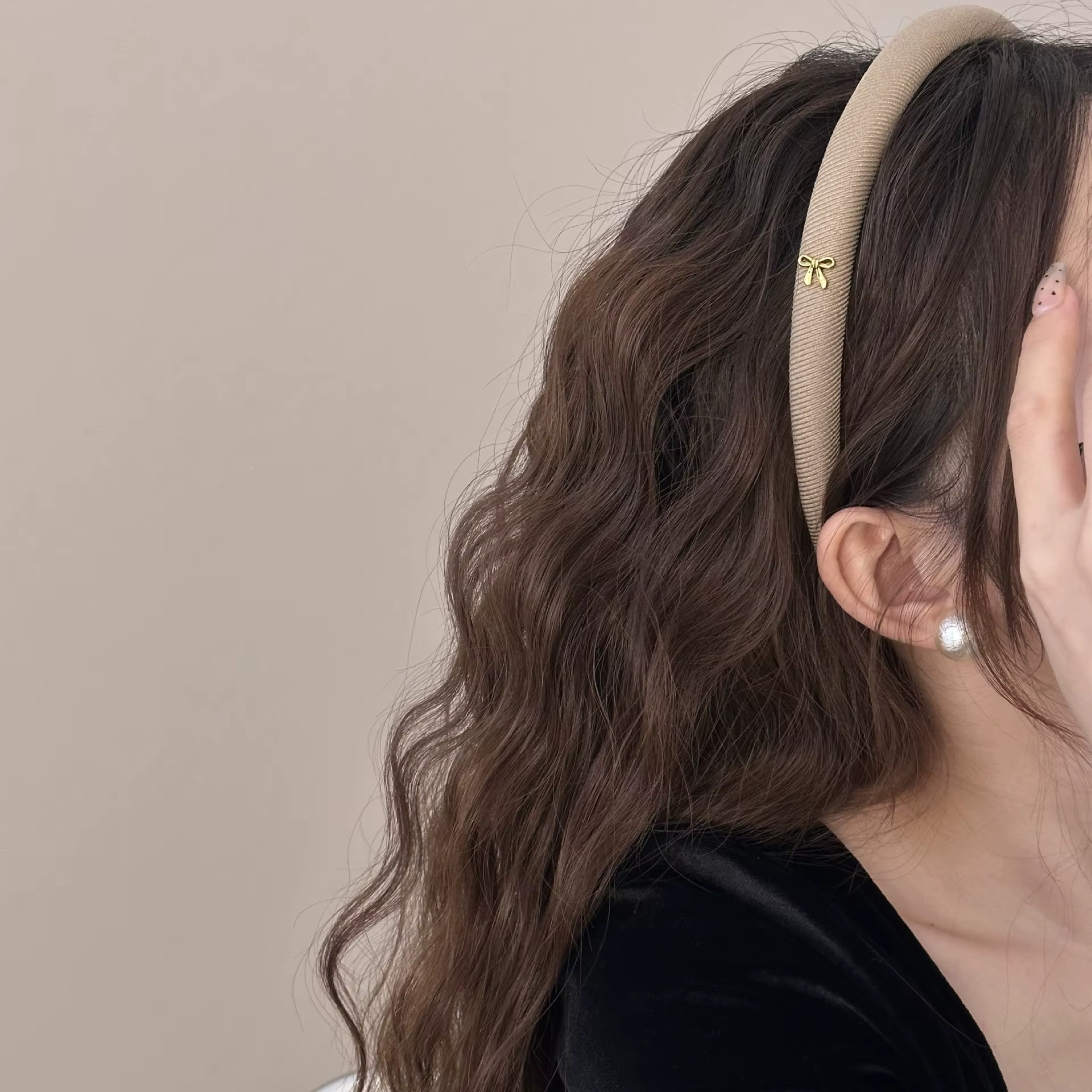 Un bandeau à nœud simple et rétro, un accessoire pour cheveux haut de gamme et polyvalent pour le haut de la tête