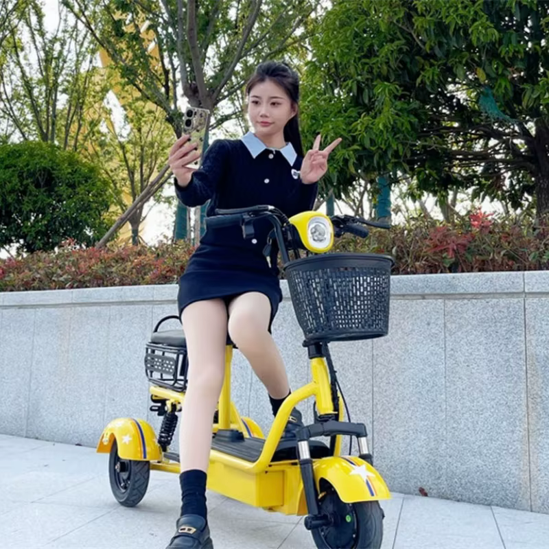 Trottinette électrique de banlieue jaune légère à 3 roues avec 2 sièges et paniers pour femme