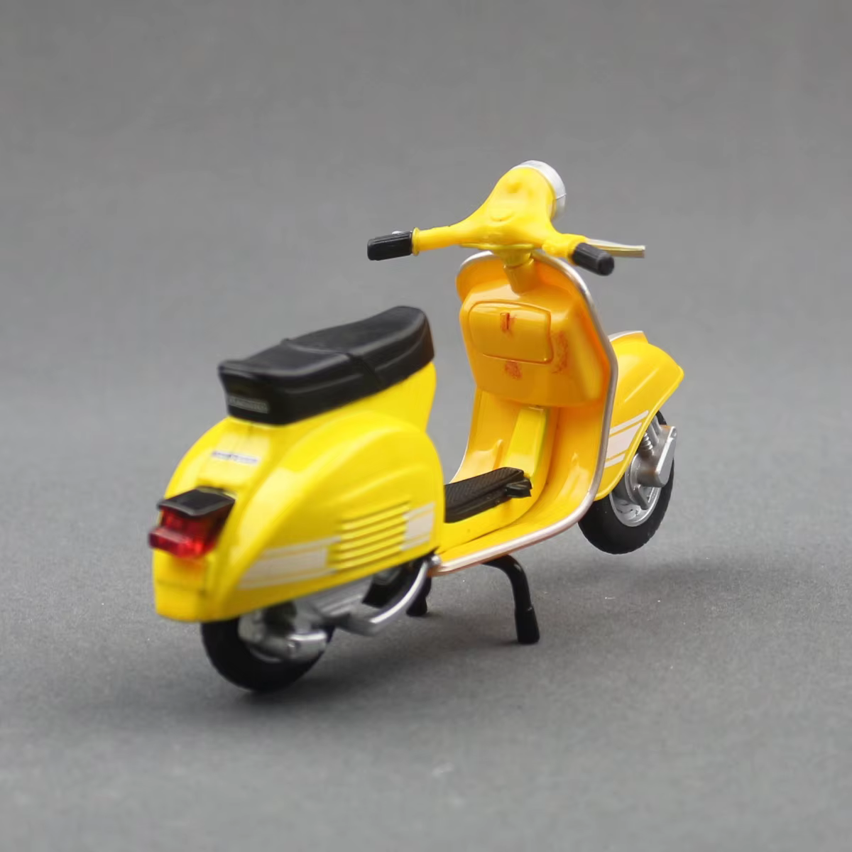 Scooter électrique de rallye Vespa 1/18