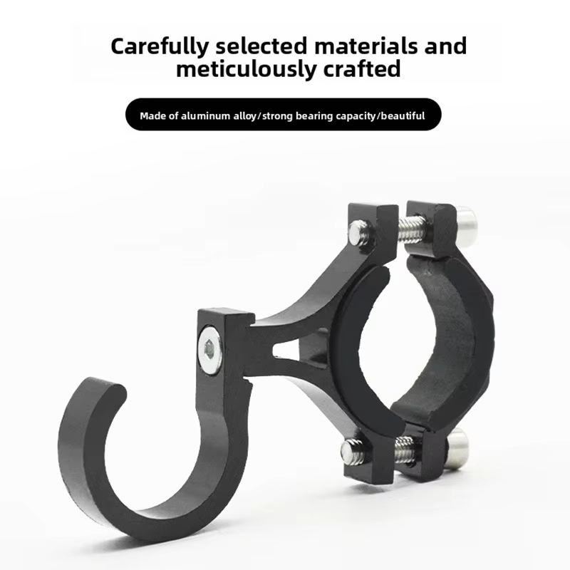 Le guidon du vélo est en alliage d'aluminium et peut être ajusté en angle. Il existe des crochets fixes pour transporter des sacs.