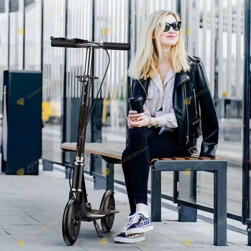Trottinette pliable pour adulte avec frein à main