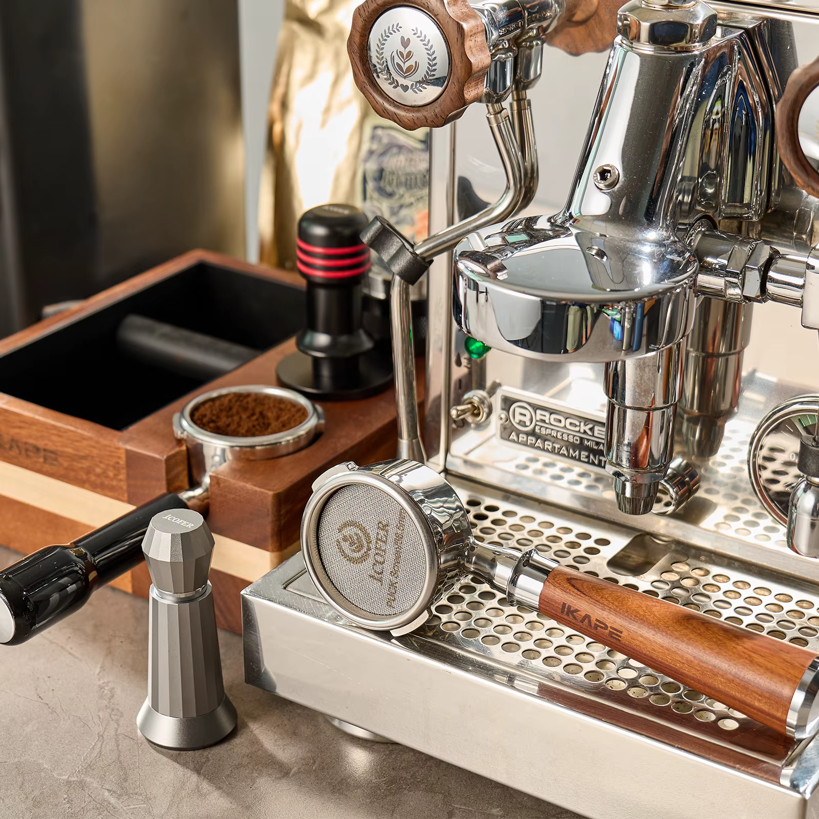 IKAPE Knock Box V1 pour Espresso, Boîte d'Organisation d'Accessoires pour Espresso, Base de Station en Noyer Naturel, Rangement pour Accessoires 51/54mm
