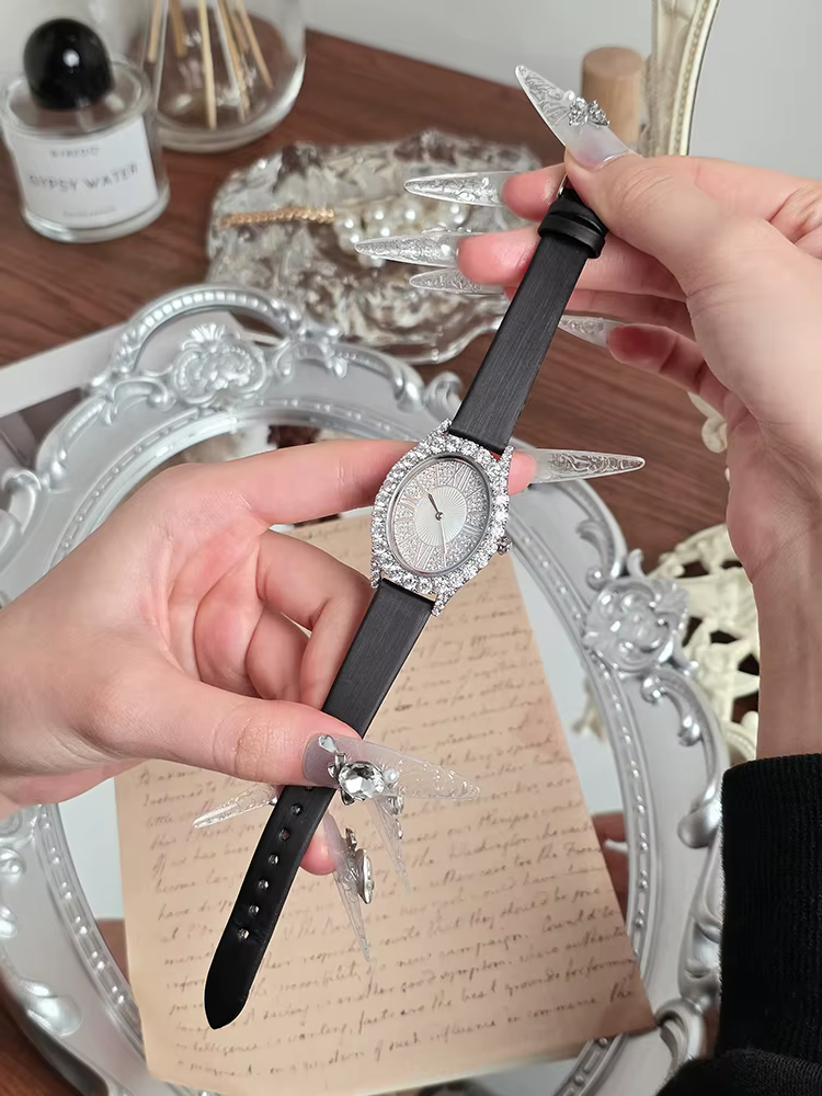 Montres et accessoires, montres pour femmes avec bracelets en cuir, montres-bracelets élégantes et polyvalentes, haut de gamme pour femmes.