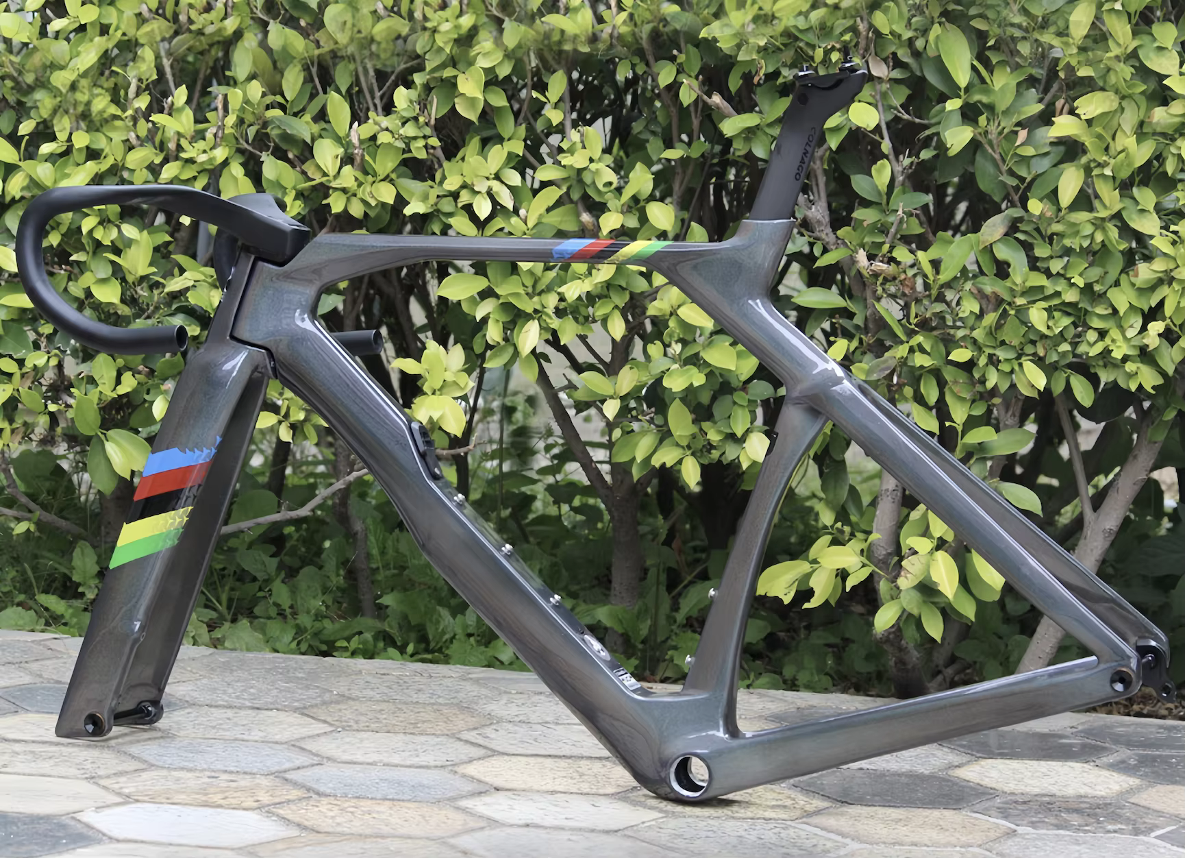Cadres de vélos de route en carbone : le nouveau cadre aérodynamique Y1rs avec guidon à ailes de mouette, cadre de vélo de route en carbone 700C entièrement intégré