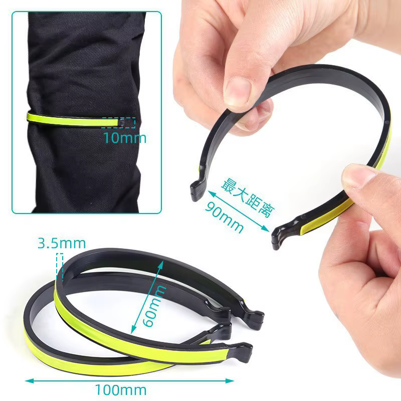 Une paire de clips réfléchissants pour pantalon de vélo