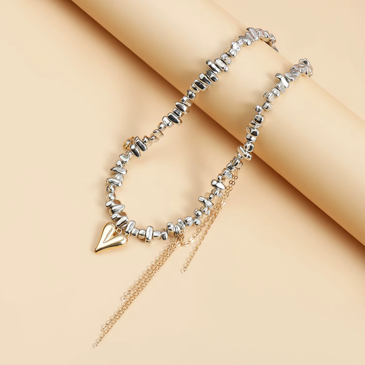 Collier de perles irrégulières pour femmes, accessoires tendance, pendentif à franges d'amour, cadeau de vacances, bijoux en acier inoxydable, nouvelle tendance