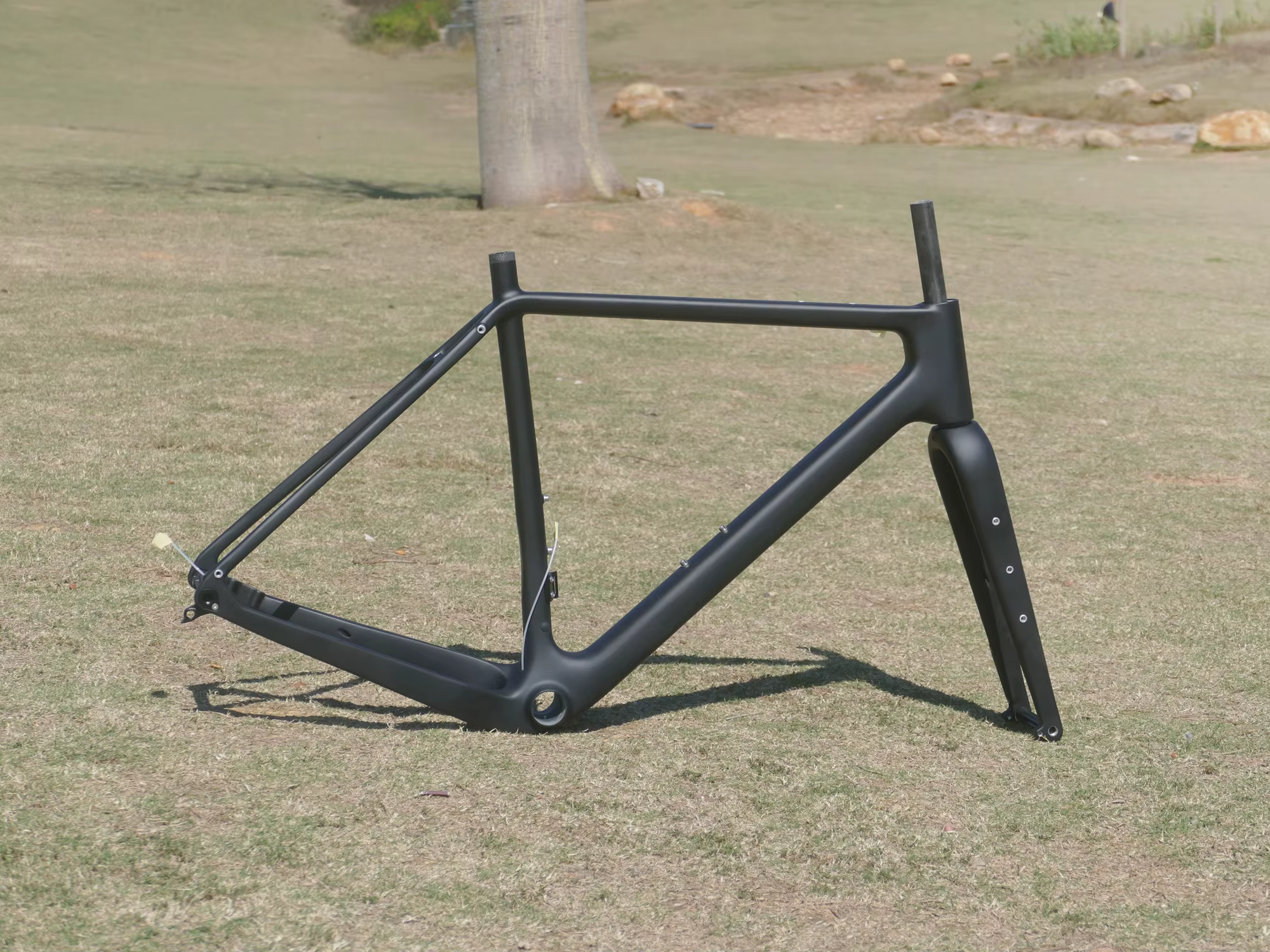 Cadre de vélo de gravier entièrement en carbone UD mat