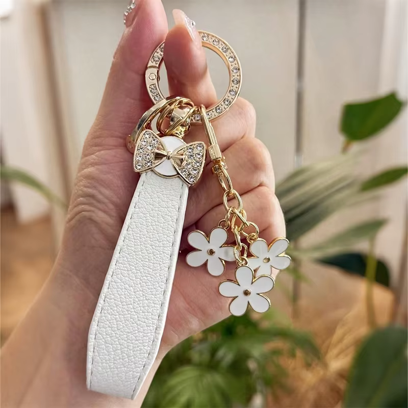 Porte-clés de luxe avec nœud et fleur, accessoire de clé de voiture en cristal élégant, cuir PU Durable, cadeau à la mode pour femmes, apparence exquise