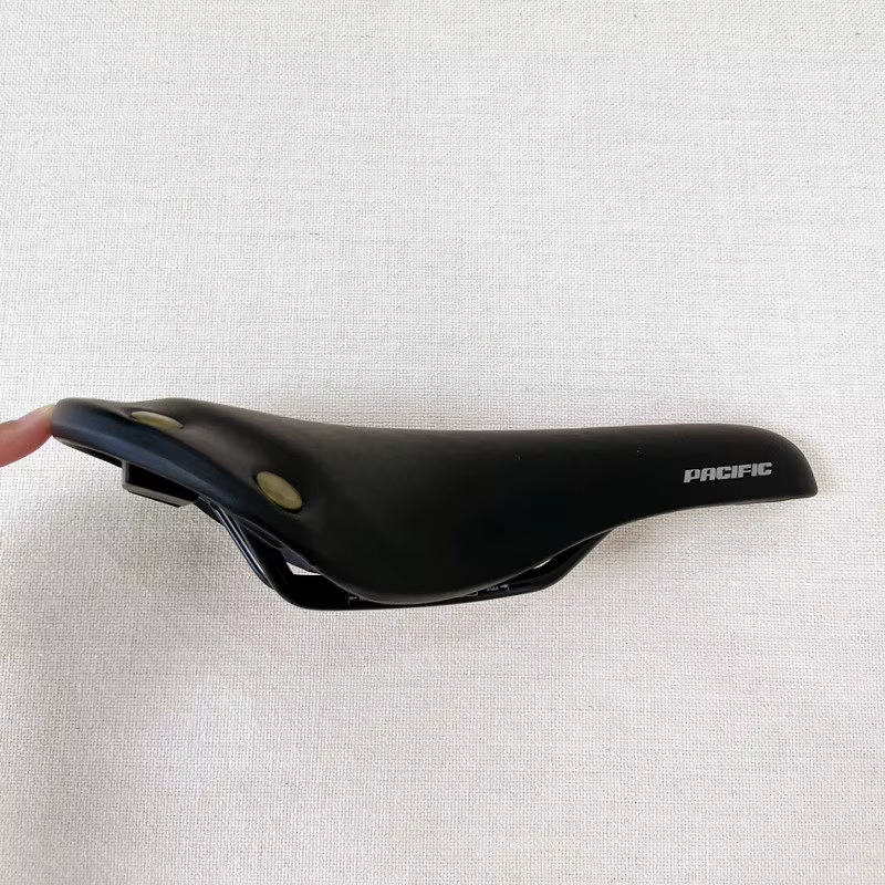 Selle de vélo vintage rivetée marron