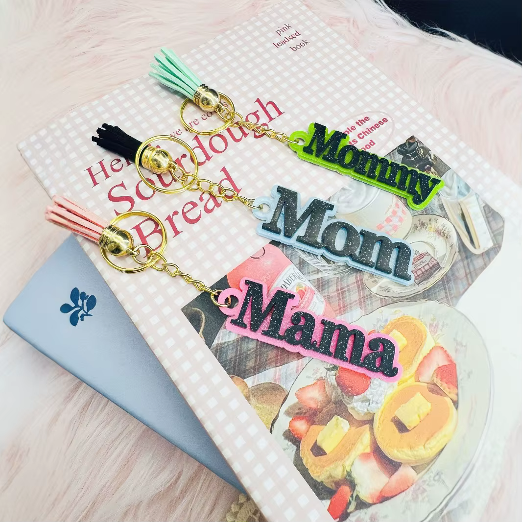 Souvenirs de la Saint-Valentin Cadeaux en gros Nom personnalisé Porte-clés en acrylique Plaque de nom 3D Étiquette de sac à dos Étiquette personnalisée Porte-clés Charme de sac