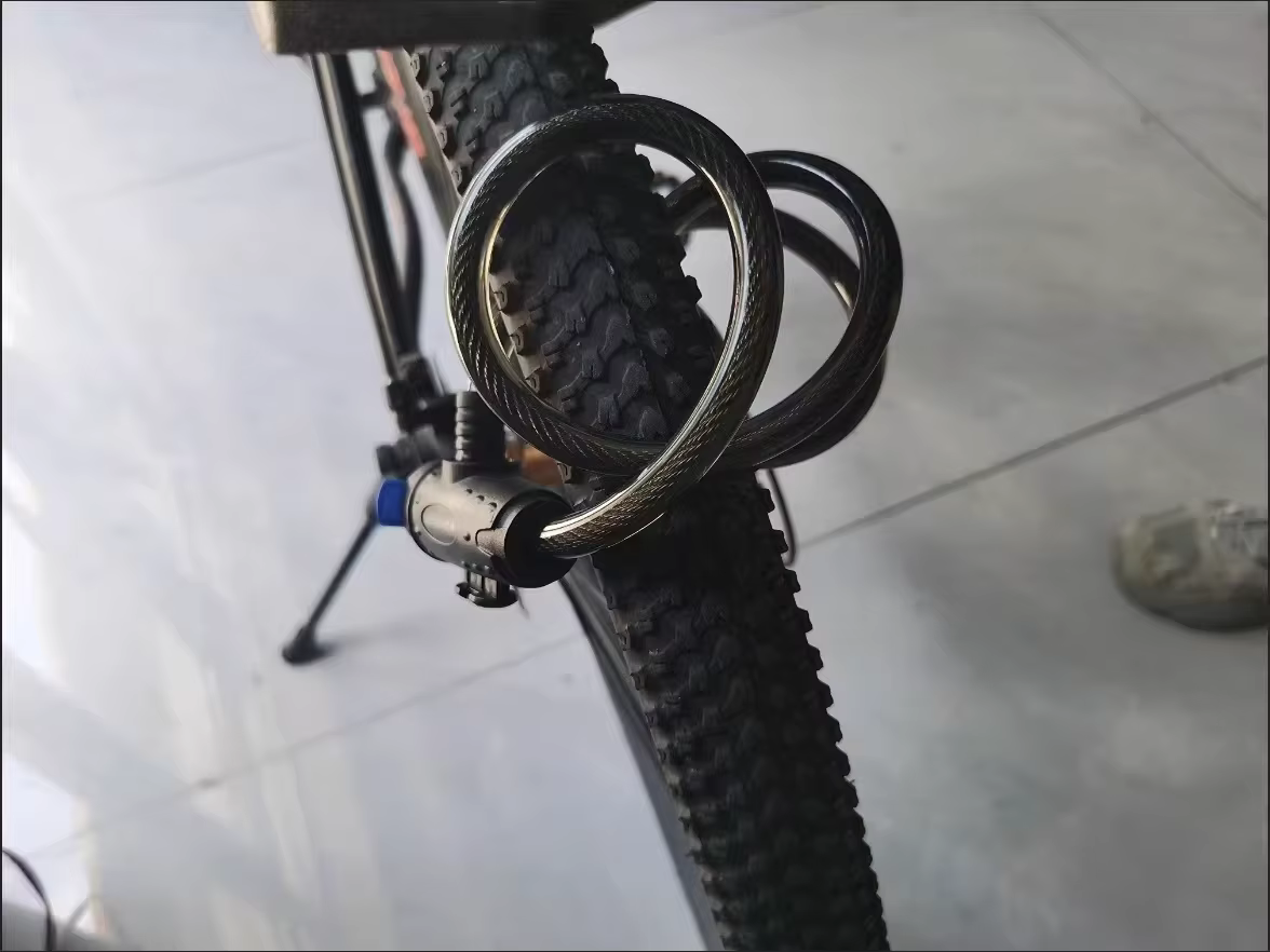 Antivol de chaîne robuste pour moto et vélo en métal avec 2 clés pour une sécurité maximale et un renforcement