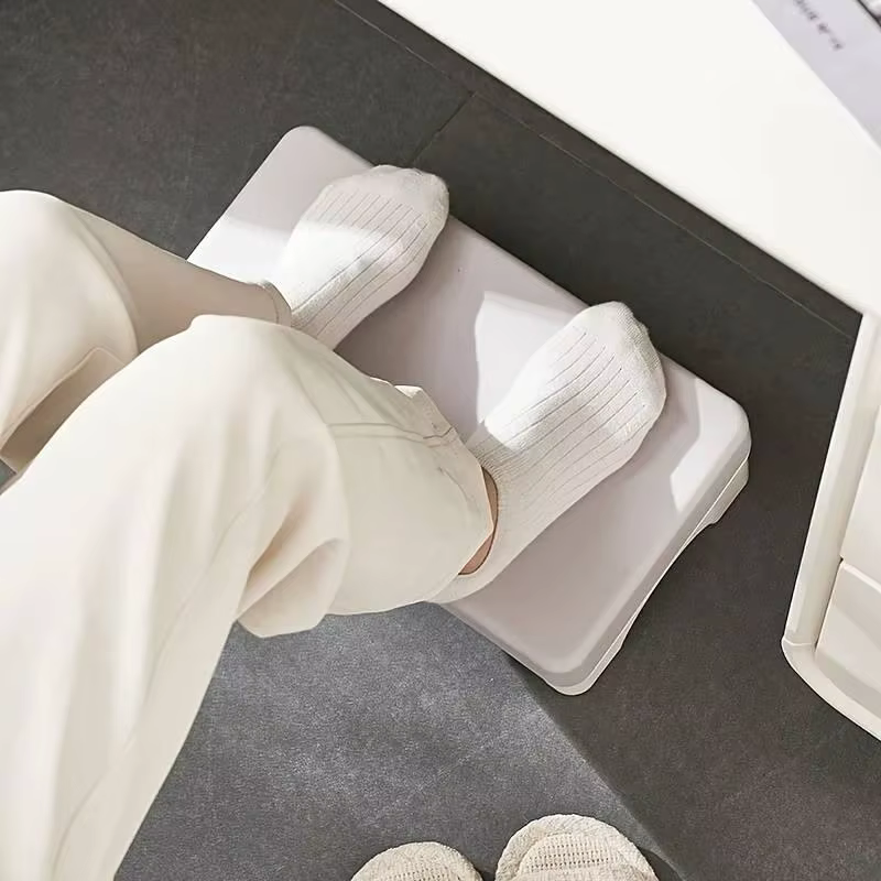 Repose-pieds ergonomique en PP pour bureau, s'adapte à l'utilisation sous le bureau, au canapé, à l'étude, confortable et peu encombrant.
