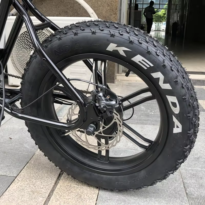 Pneu de motoneige et de plage pour vélo électrique