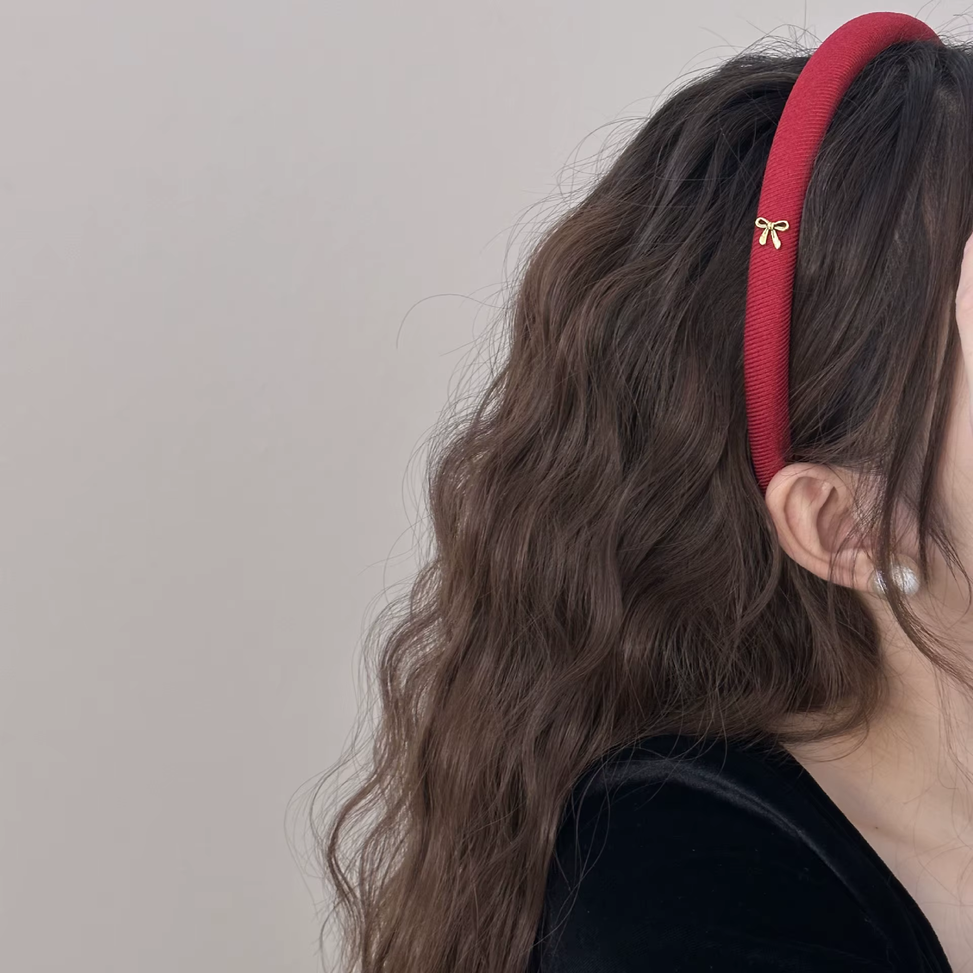 Un bandeau à nœud simple et rétro, un accessoire pour cheveux haut de gamme et polyvalent pour le haut de la tête