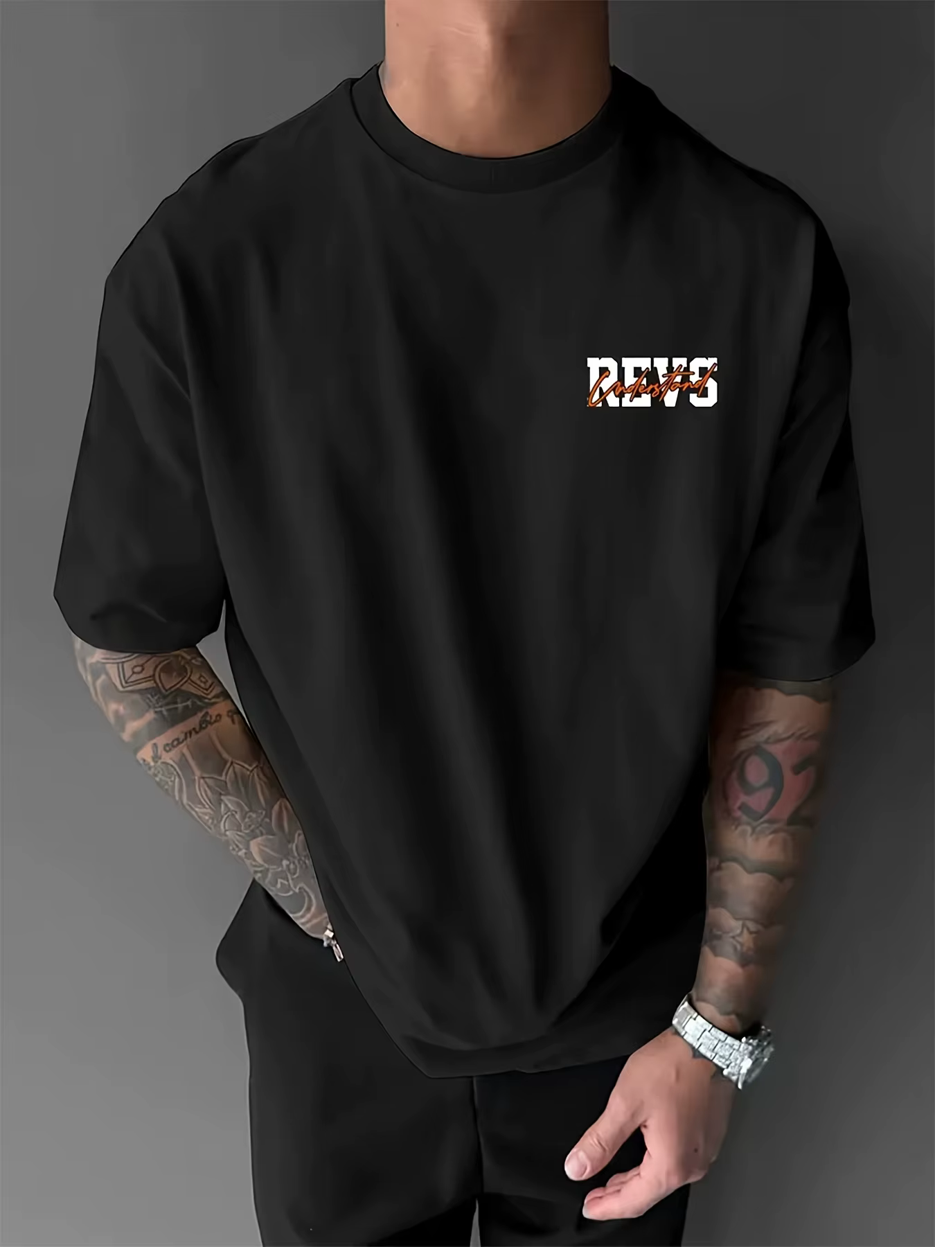 T-shirt pour homme en coton 100% doux de qualité supérieure avec imprimé graphique de voiture de sport orange et texte REVS, parfait pour un style streetwear urbain estival