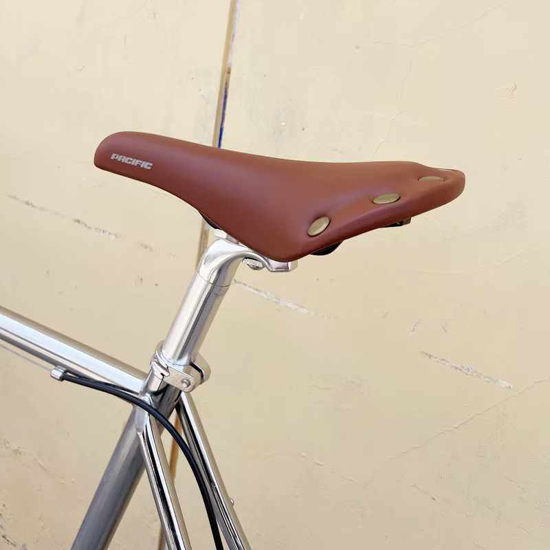 Selle de vélo vintage rivetée marron