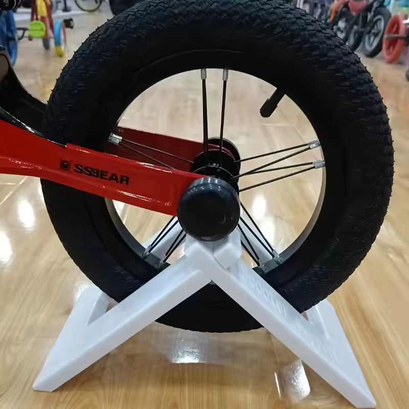 Support de stationnement et de présentation pour trottinettes et vélos d'enfants