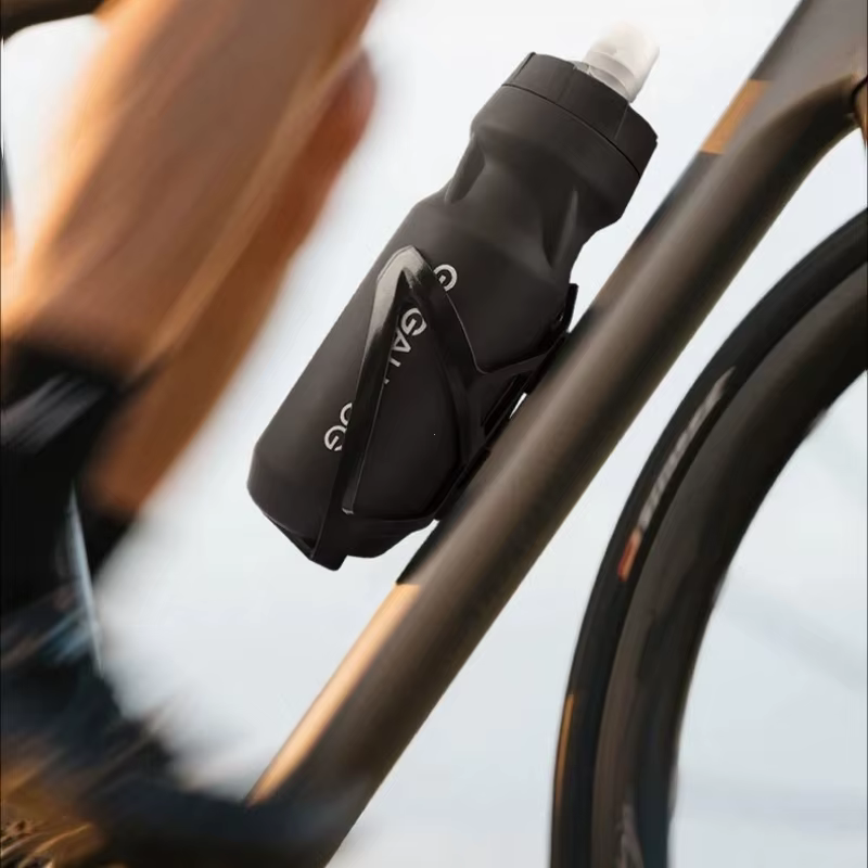 Bouteille d'eau en plastique pour vélo de route