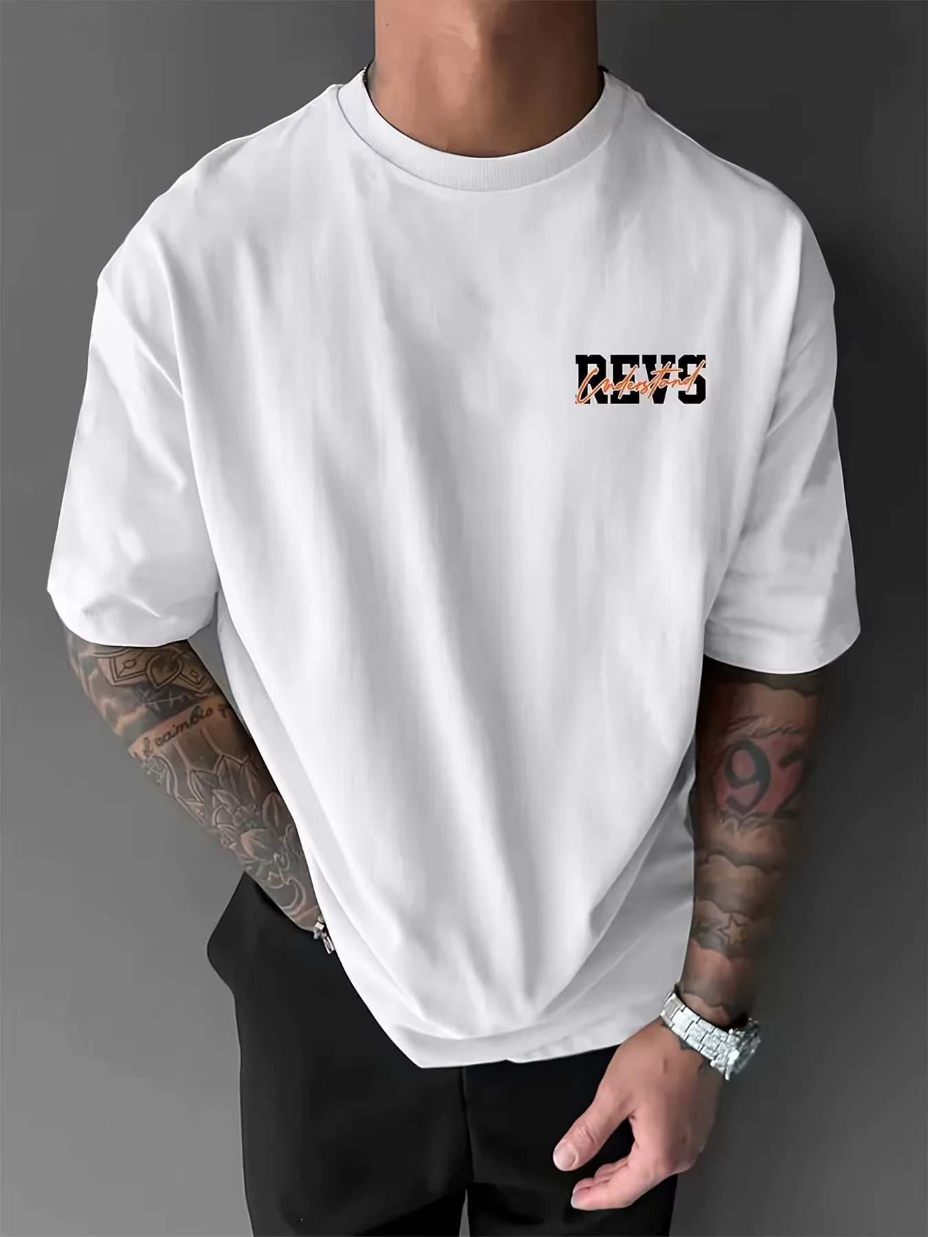 T-shirt pour homme en coton doux de qualité supérieure avec imprimé graphique de voiture de sport orange et texte REVS, parfait pour un style streetwear urbain estival