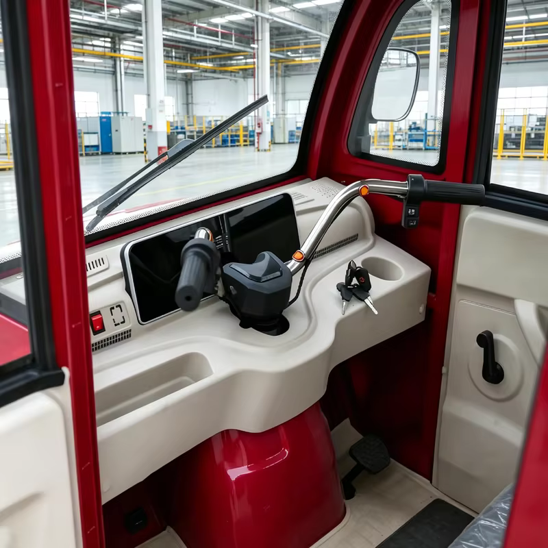 Tricycle électrique à carrosserie ouverte robuste avec châssis renforcé