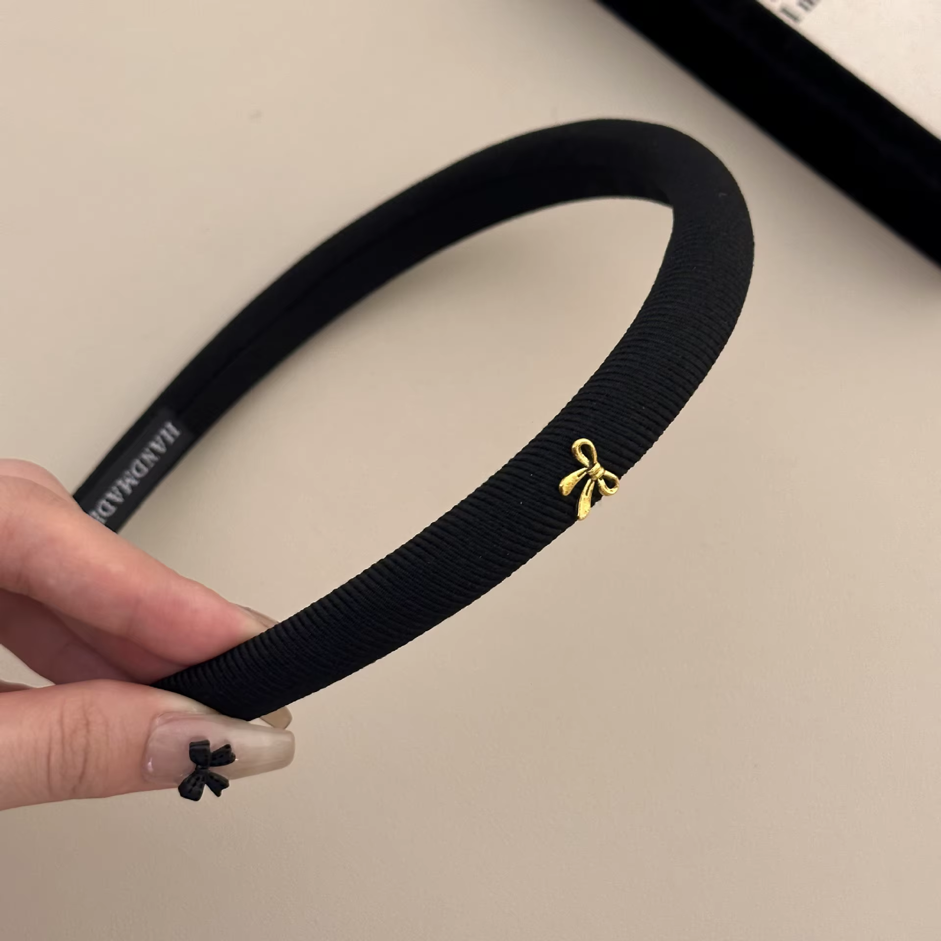 Un bandeau à nœud simple et rétro, un accessoire pour cheveux haut de gamme et polyvalent pour le haut de la tête