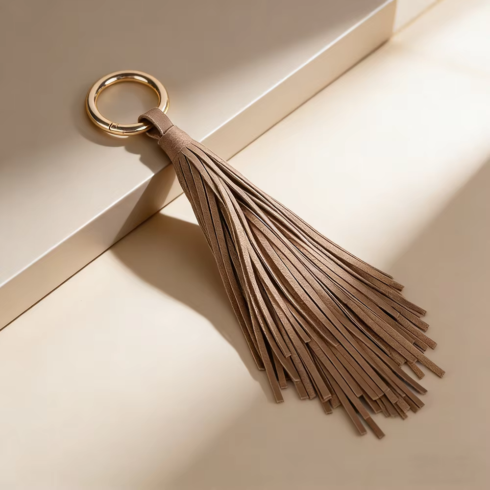 Porte-clés de luxe en cuir souple avec pompon, élégant pendentif de sac, accessoire de clé de voiture, bijou pour femme et fille, cadeau ﻿