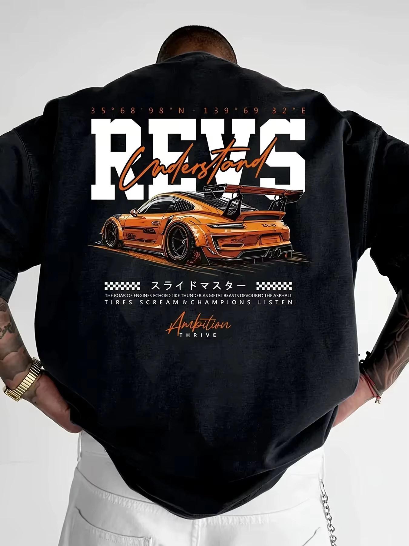 T-shirt pour homme en coton doux de qualité supérieure avec imprimé graphique de voiture de sport orange et texte REVS, parfait pour un style streetwear urbain estival