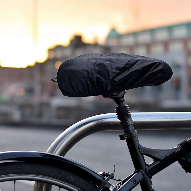 Housse de protection contre la pluie pour casques de vélo avec bandes réfléchissantes