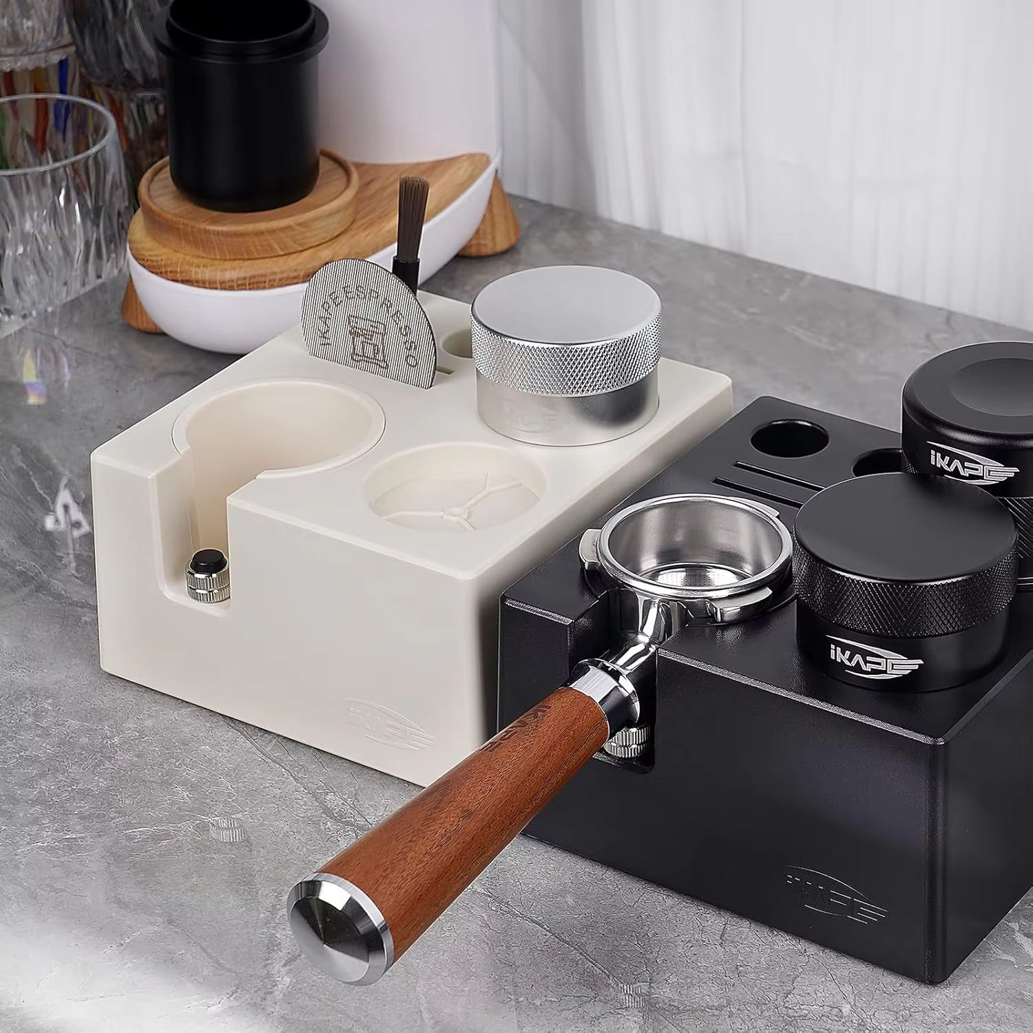 IKAPE Boîte à Expresso 7-en-1 51/54/58MM, Organisateur de Rangement pour Accessoires de Café, Boîte à Outils Universelle pour Bar à Expresso Noir/Blanc