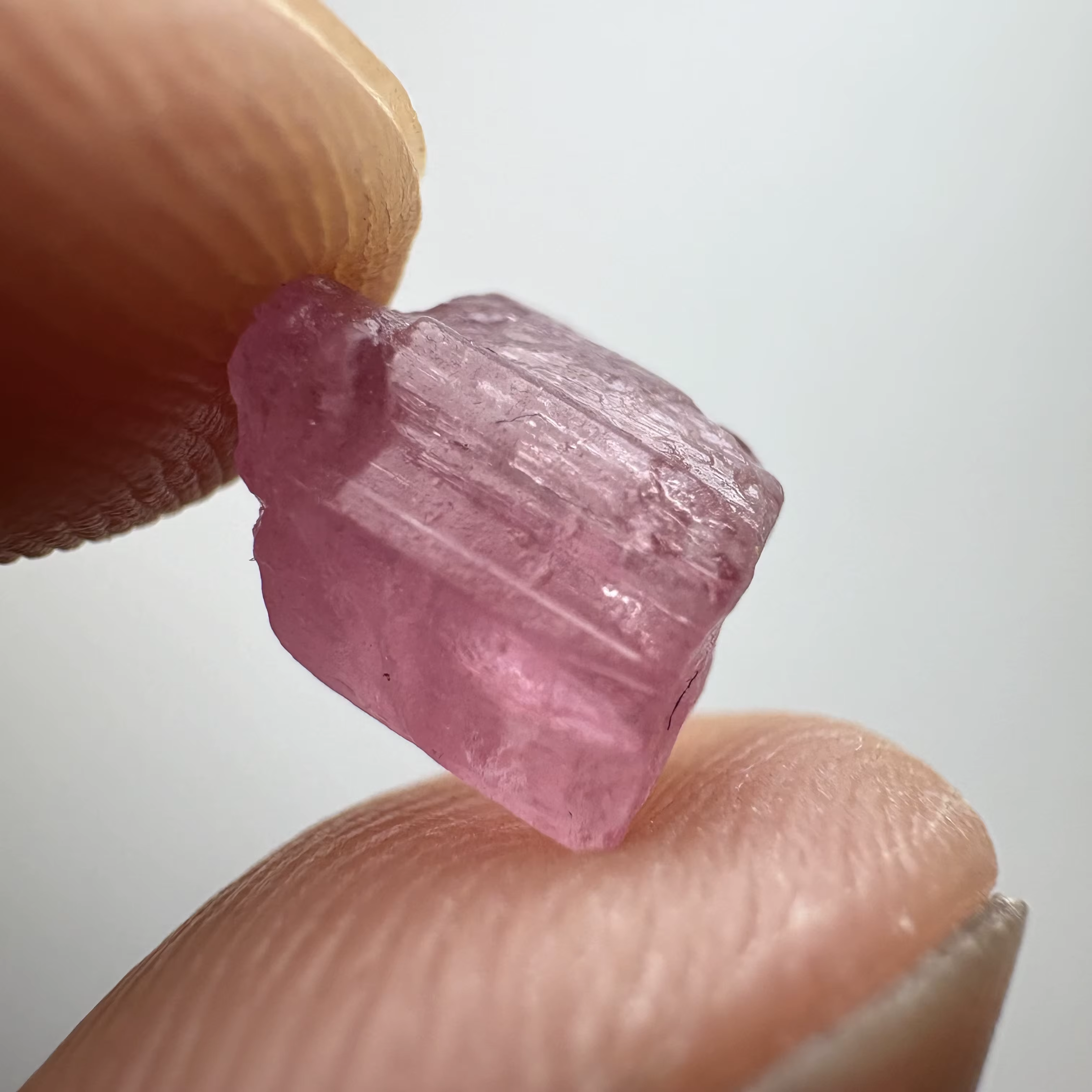 Pierres concassées de tourmaline rouge naturelle, tourmaline bleue, tourmaline verte, tourmaline pastèque. 10g par commande. Les couleurs sont aléatoires