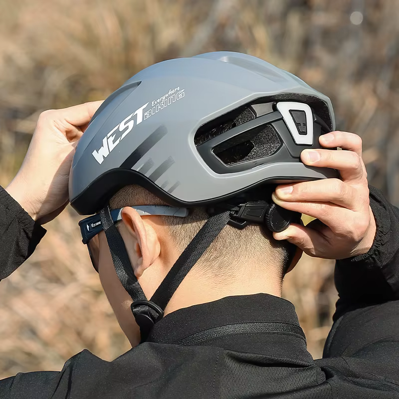 Casque de vélo WEST BIKING avec feu arrière spécifique