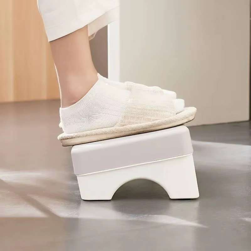 Repose-pieds ergonomique en PP pour bureau, s'adapte à l'utilisation sous le bureau, au canapé, à l'étude, confortable et peu encombrant.