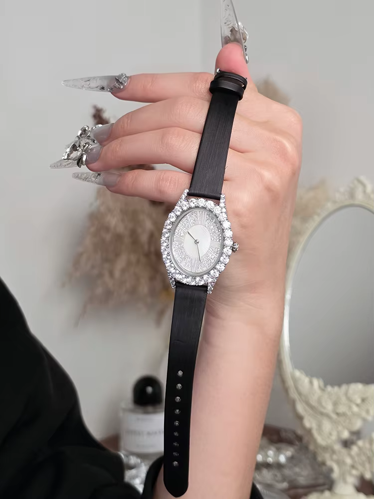 Montres et accessoires, montres pour femmes avec bracelets en cuir, montres-bracelets élégantes et polyvalentes, haut de gamme pour femmes.