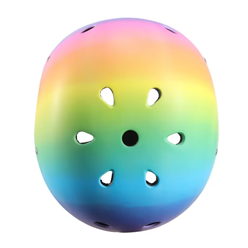Beaux enfants arc-en-ciel cyclisme casque de vélo