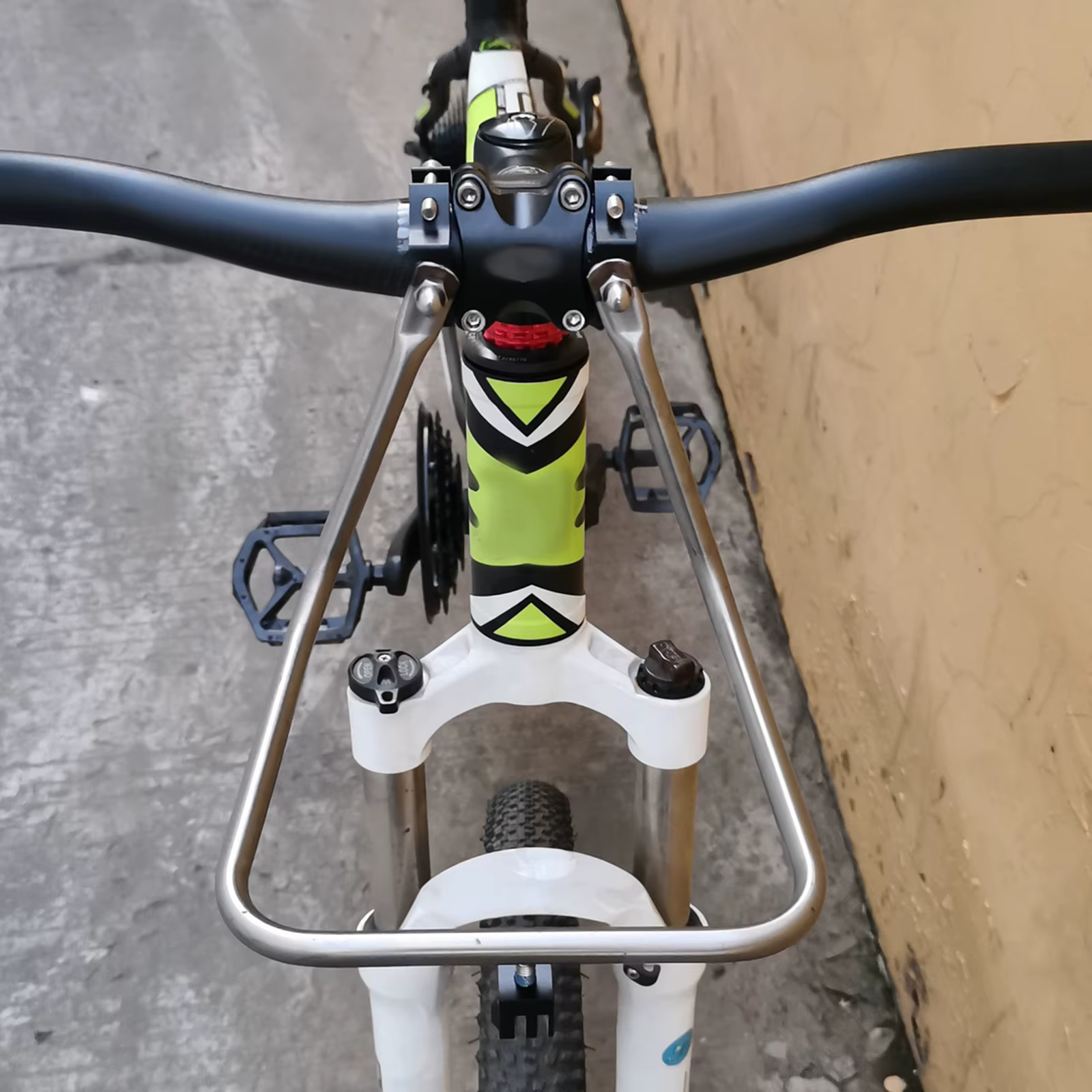 Porte-bagages avant professionnel pour vélo en acier inoxydable avec pinces en aluminium pour le transport de bagages
